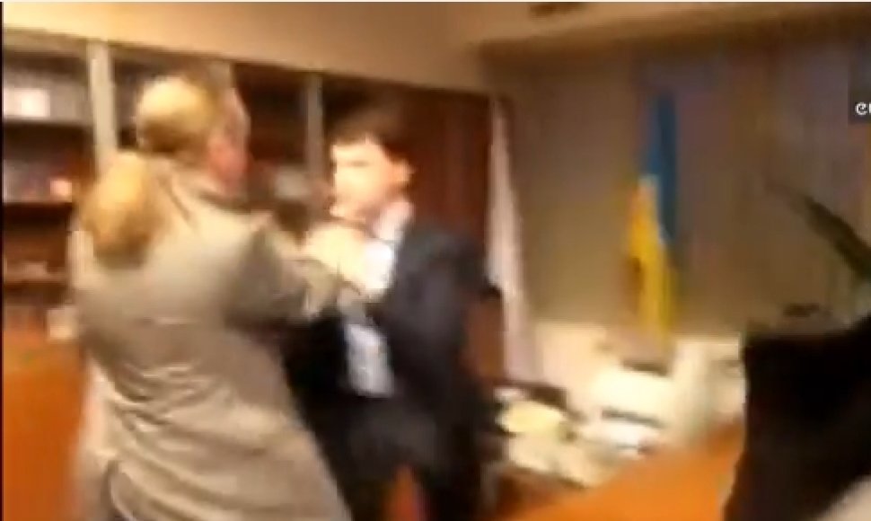 Internete paskelbtas vaizdo įrašas, kuriame „Svoboda“ partijos nariai užpuola Ukrainos nacionalinio transliuotojo vadovą Aleksandrą Panteleymonovą.