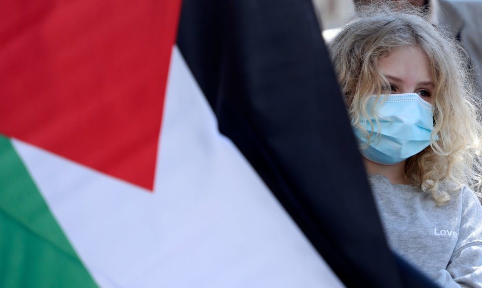 Mergina laiko Palestinos vėliavą