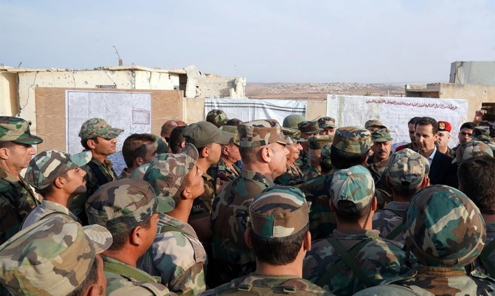 Sirijos prezidentas B.al Assadas lanko karius prie fronto linijos Idlibe