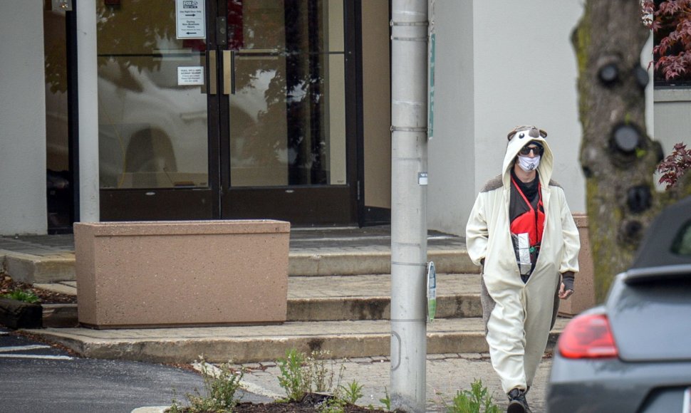 JAV pašautas pandos kostiumą vilkintis vyras, laikęs „bombą“ iš šokoladukų