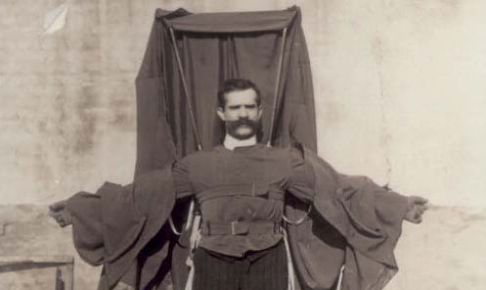 Franzas Reicheltas su savo pagamintu parašiuto kostiumu