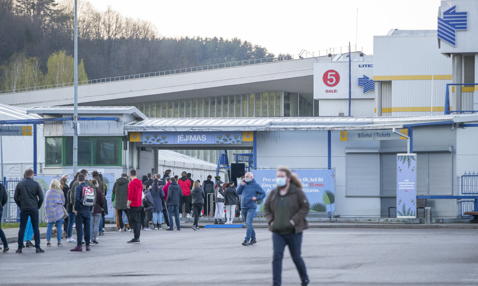 Vilniuje – pusvalandį trukusios lenktynės dėl šimto likusių vakcinų 