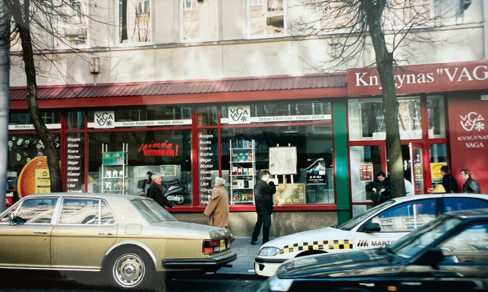 Sostinėje atidarytas didžiausias savitarnos knygynas VAGA 1997 m.