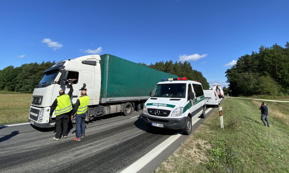 Lengvojo automobilio ir sunkvežimio avarija A16 kelyje