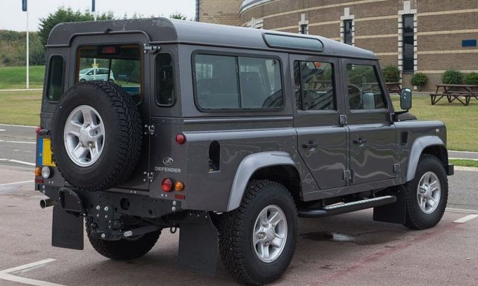 Land Rover Defender buvo pakankamai didelis, tačiau ratą vis tiek vežėsi automobilio išorėje – kam viduje tas purvas, jei ratą tektų keisti? (DeFacto, Wikimedia (CC BY-SA 4.0)