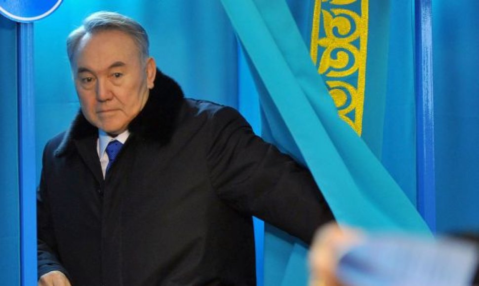 Nursultanas Nazarbajevas balsuoja Kazachstano prezidento rinkimuose