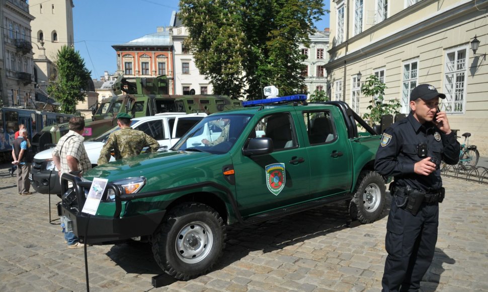 Ukrainos pasienio apsaugos pareigūnas šalia automobilio