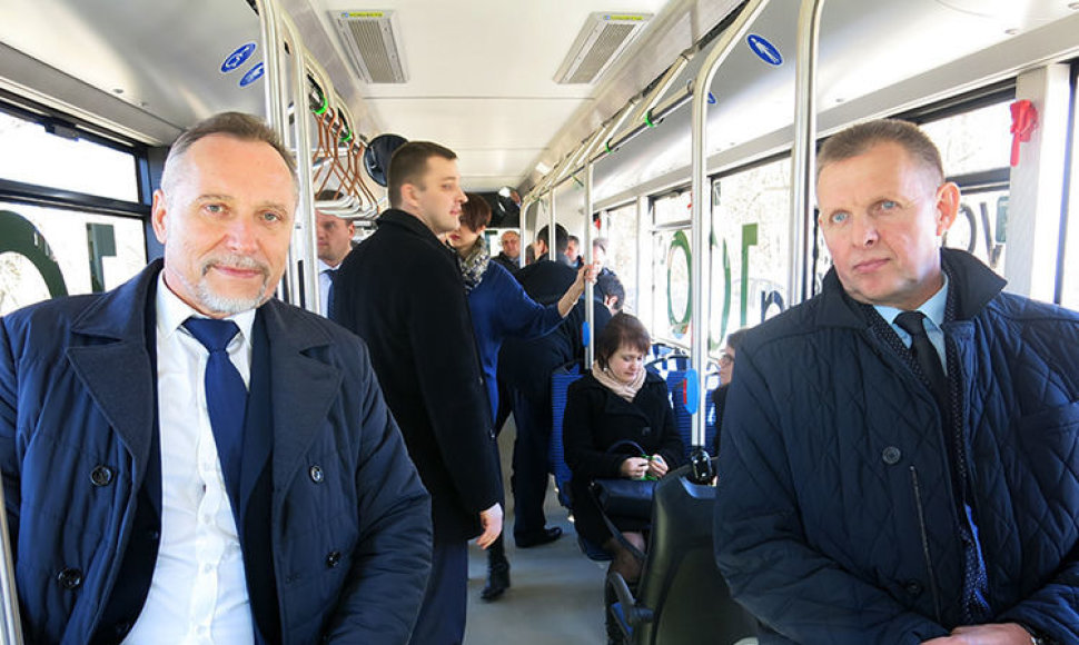 auragės autobusų parko direktorius Rimantas Martinavičius (kairėje) jaučiasi teisus ir atsistatydinti neketina