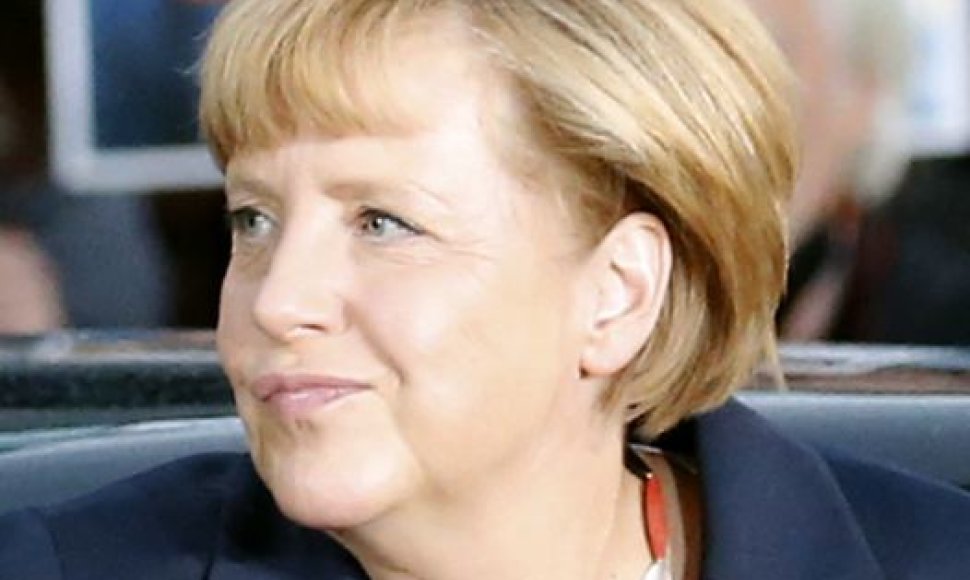 Vokietijos vėliavos spalvų vėrinys, kuriuo per televizijos debatus buvo pasipuošusi kanclerė Angela Merkel, jau turi savo paskyrą „Twitter“, kur skelbiami satyriniai komentarai.