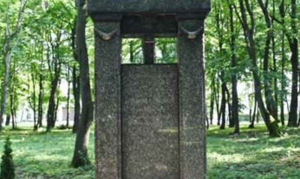 Skulptūrų parke atstatytas paminklas Gerlachų šeimai