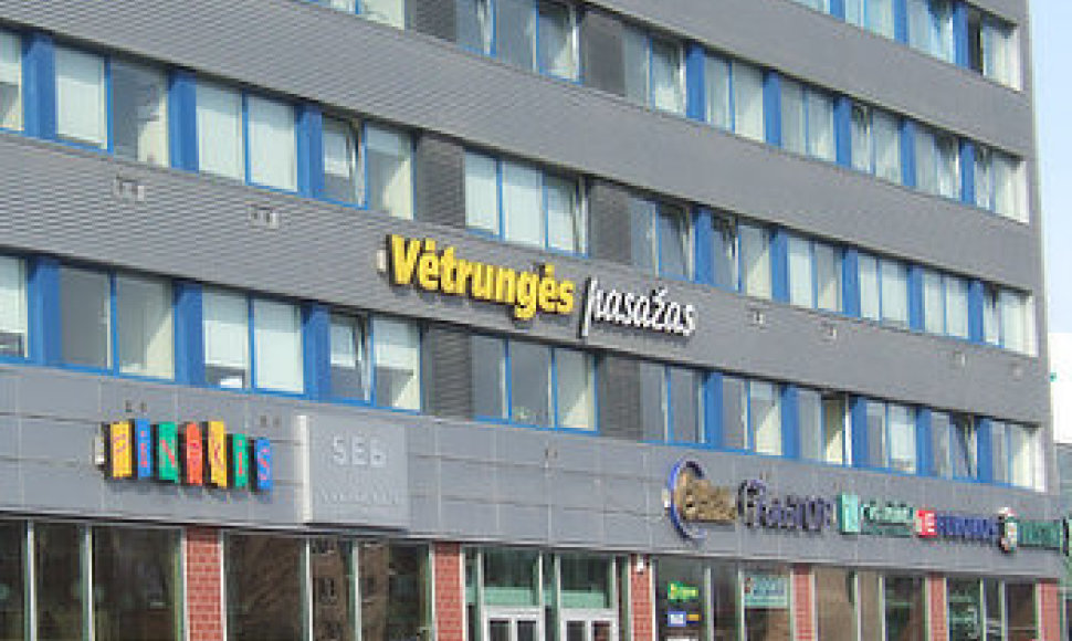 „Vėtrungės“ prekybos centras, kuriame įsikūrusi „Iki“ parduotuvė.