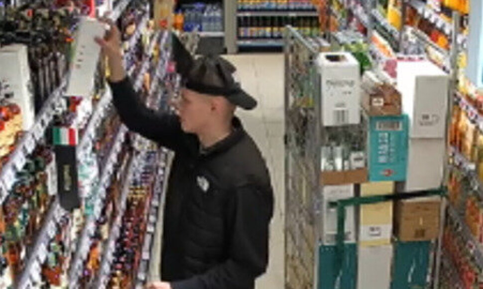 Alkoholinių gėrimų vagystės tyrime Kauno policija ieško šio vyro