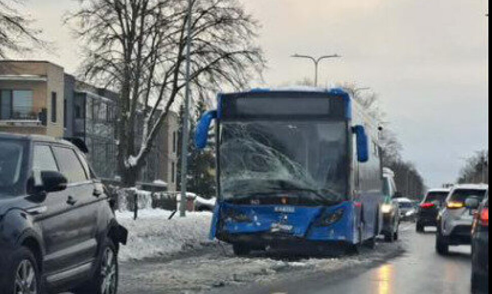 Klaipėdoje girtas autobuso vairuotojas sukėlė avariją