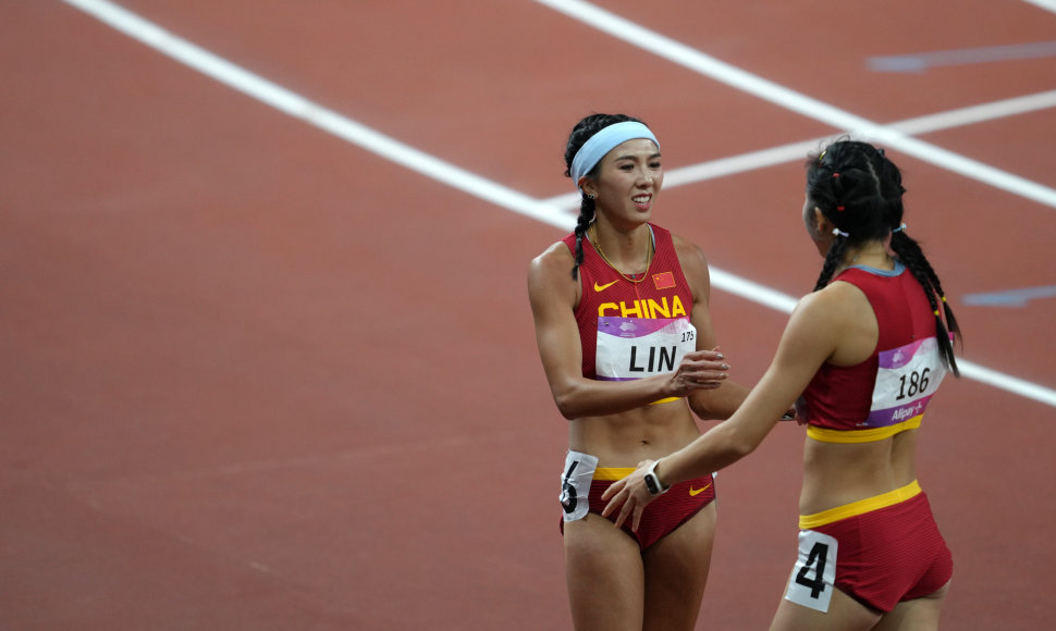 Kinijos bėgikės Lin Yuwei ir Wu Yanni pasveikino viena kitą po finišo Azijos žaidynėse. Tačiau ši jų nuotrauka cenzūruota Kinijoje dėl numerių kombinacijos.