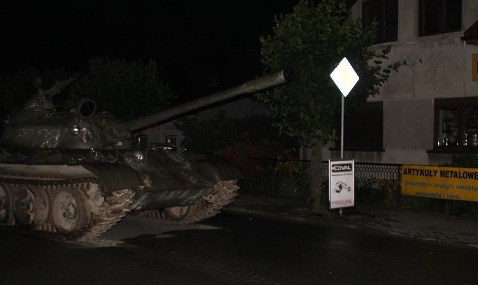 Pajenčno gatvėje pastatytas tankas