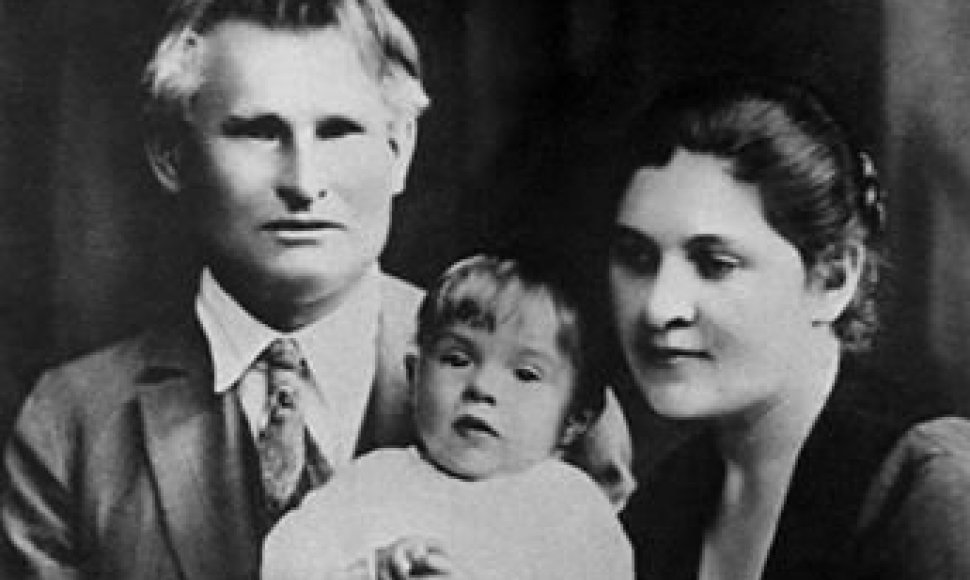 Dr. Kazys Grinius ir Kristina Griniuvienė su sūneliu Liūtu 1928 m.