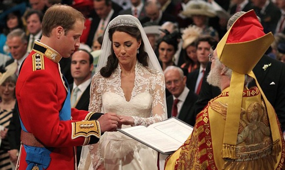 Princas Williamas mauna žiedą ant Kate Middleton piršto.