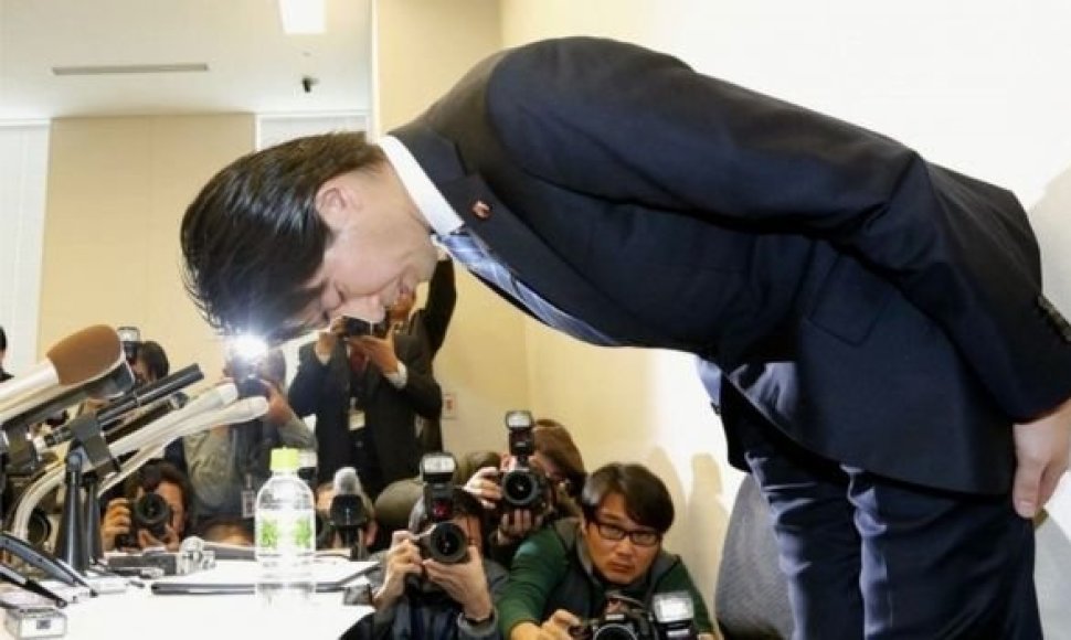 Jaunasis Japonijos politikas viešai atsiprašė už neištikimybę savo žmonos ir visos tautos.