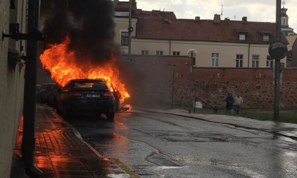 Vilniaus centre dega ir sproginėja automobilis.