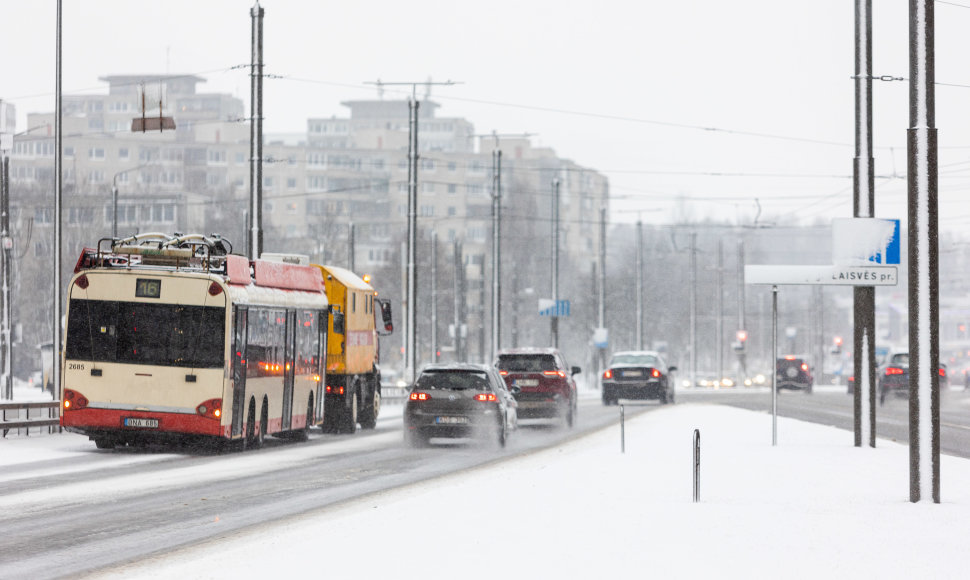 Dėl iškritusio sniego pablogėjusios eismo sąlygos Vilniuje