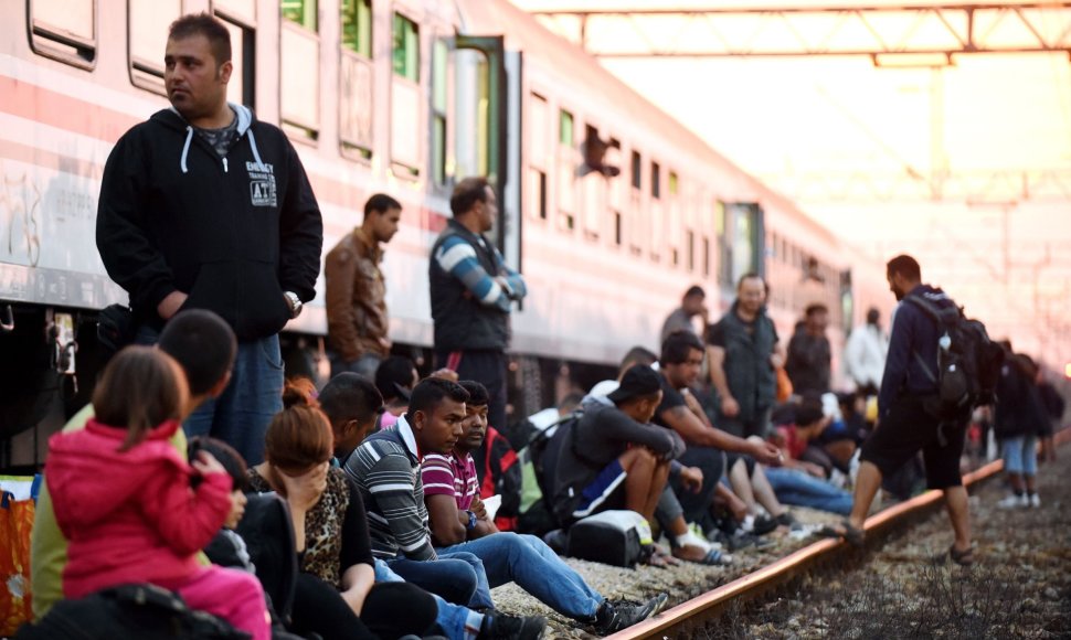 Migrantai mėgina įsėsti į traukinius prie Kroatijos sienos