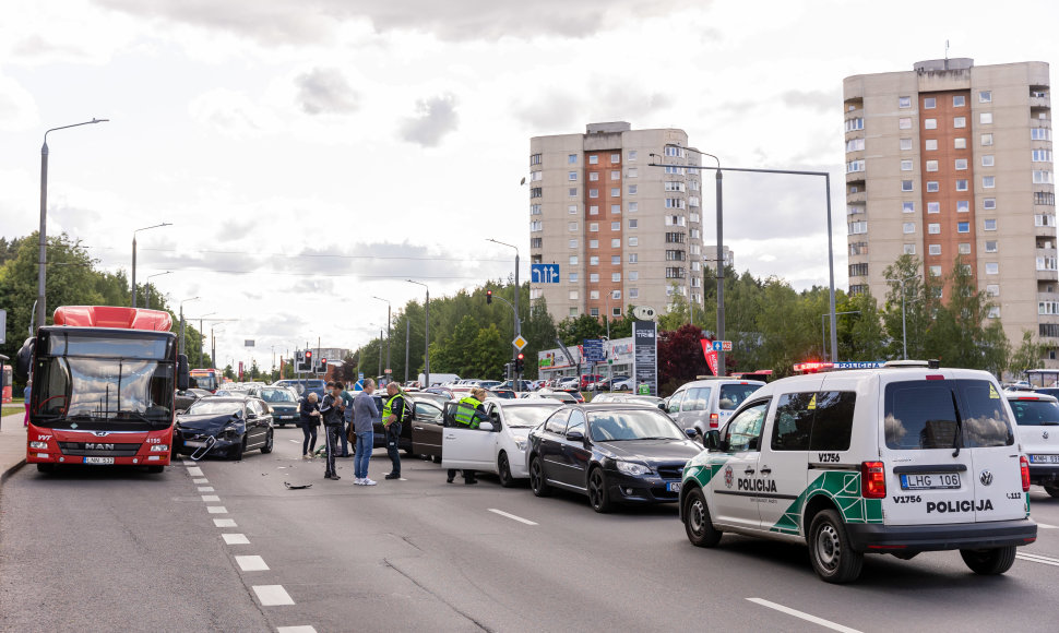 Ateities gatvėje penkių automobilių ir autobuso autoįvykis