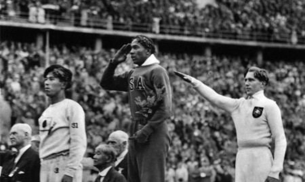 Amerikietis Jesse Owensas iškovojo keturis aukso medalius