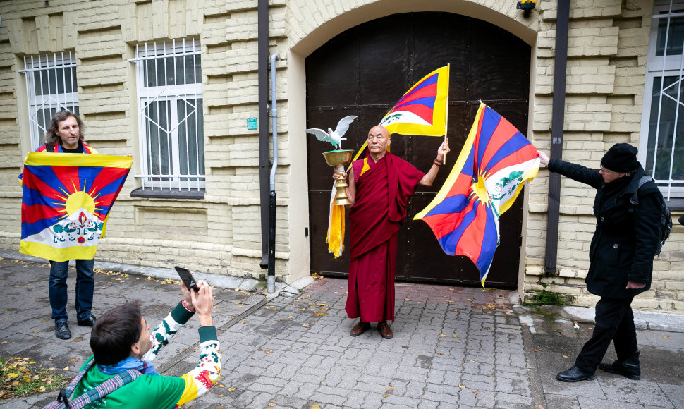 Tibeto parlamento tremtyje narys pristatė laišką į Kinijos ambasadą Vilniuje