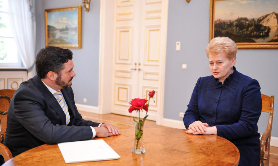 Dalia Grybauskaitė antradienį Vilniuje įteikusi skiriamuosius raštus naujajam Lietuvos ambasadoriui Baltarusijoje Andriui Pulokui.