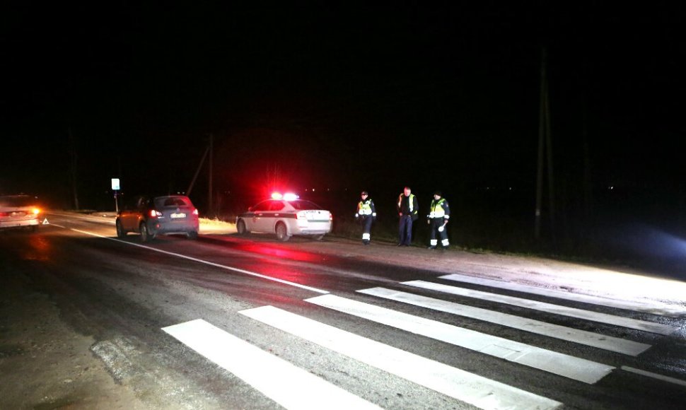 „Nissan“ Klaipėdos rajone parbloškė moterį pėsčiųjų perėjoje 2014 m. gruodžio 14 d. 