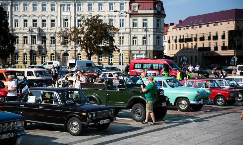 Vilniuje prasidėjo senovinių automobilių žygis Baltijos keliui paminėti.