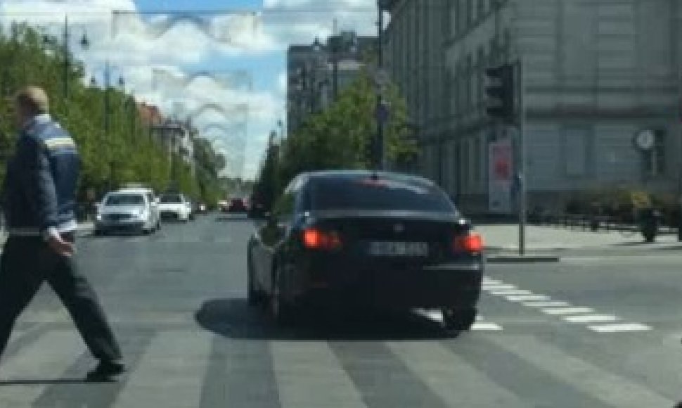 BMW važiuoja per raudoną