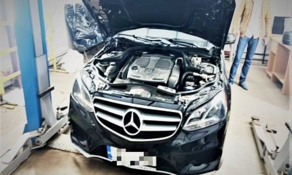 Bylos įkalčiai: „Mercedes-Benz E350 4MATIC“ tapo slėptuve