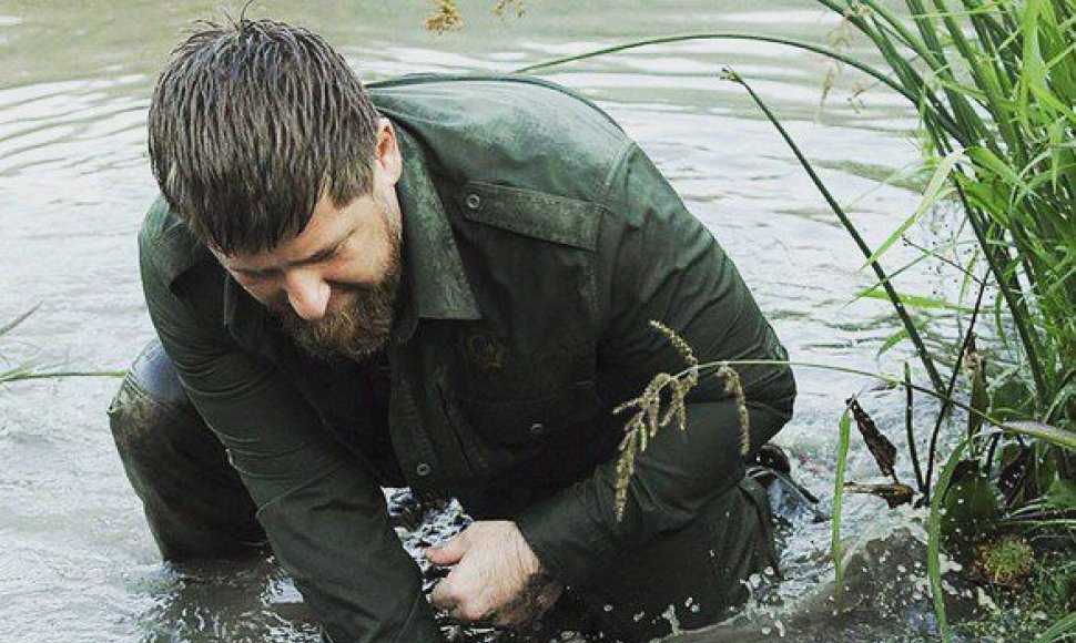 R. Kadyrovas su krokodilu