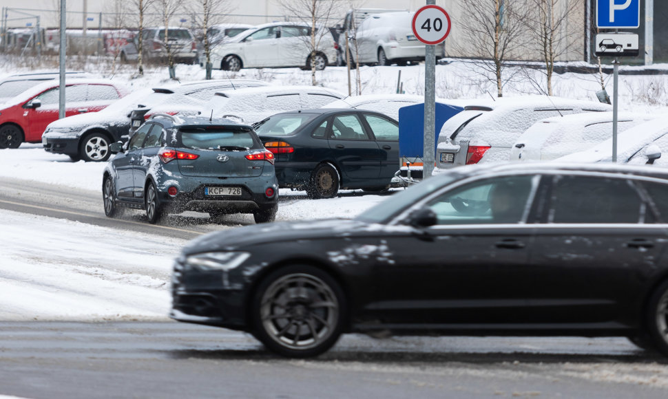 Dėl iškritusio sniego pablogėjusios eismo sąlygos Vilniuje