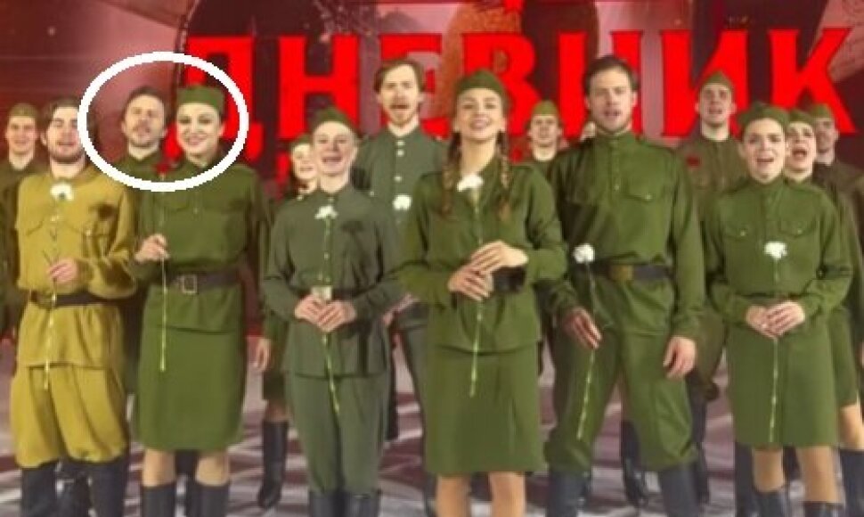 Margarita Drobiazko ir Povilas Vanagas (stovi kairiau) šoko ant ledo per Raudonos armijos šventę Rusijoje.