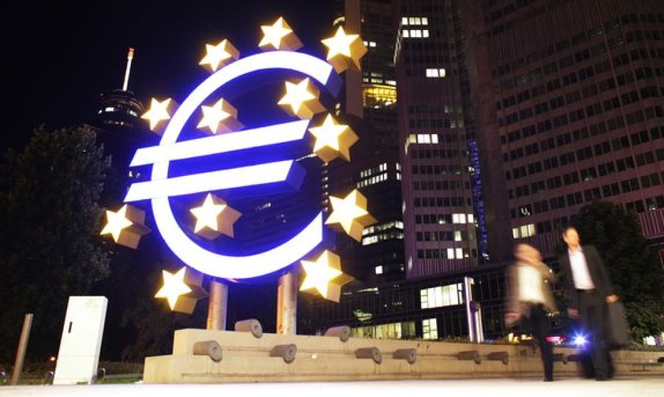 Euro simbolį vaizduojanti sklptūra prie ECB pastato.