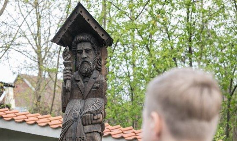 Atnaujintas paminklas garsiam knygne&scaron;iui