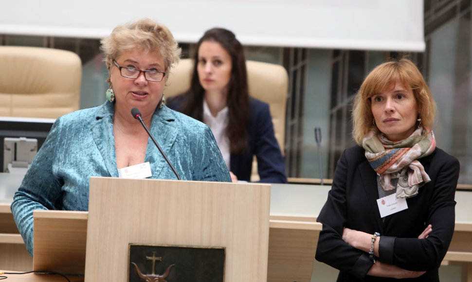 KTU mokslininkės Žaneta Simanavičienė (kairėje) ir Vilda Gižienė konferencijoje pristatė Kauno ekonominę ir demografinę situaciją