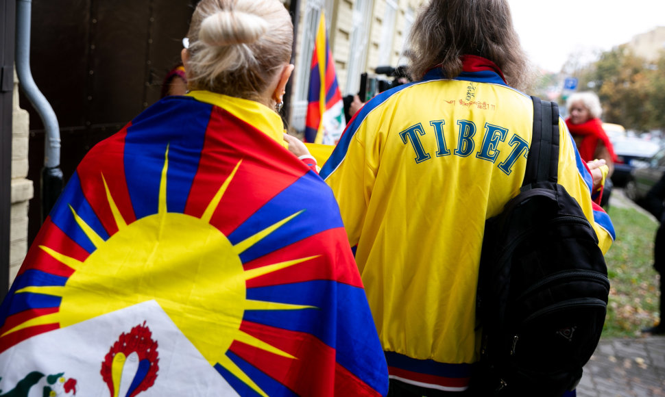 Tibeto parlamento tremtyje narys pristatė laišką į Kinijos ambasadą Vilniuje