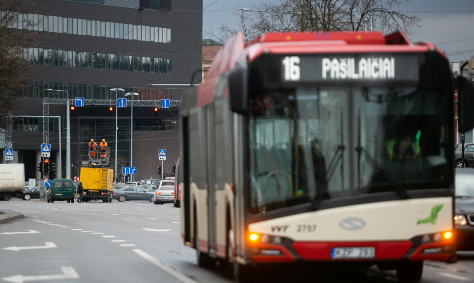 Vilniuje, Žemaitės ir Naugarduko gatvių sankryžoje, šiukšliavežis nutraukė troleibusų kontaktinį tinklą