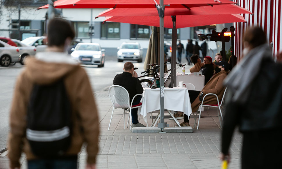 Pirmadienio vakarą žmonės būriavosi lauko kavinėse Vilniuje