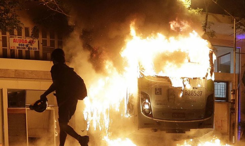 Rio de Žaneire vykusioje mokytojų demonstracijoje prasivežė smurtas dėl anarchistų veiksmų