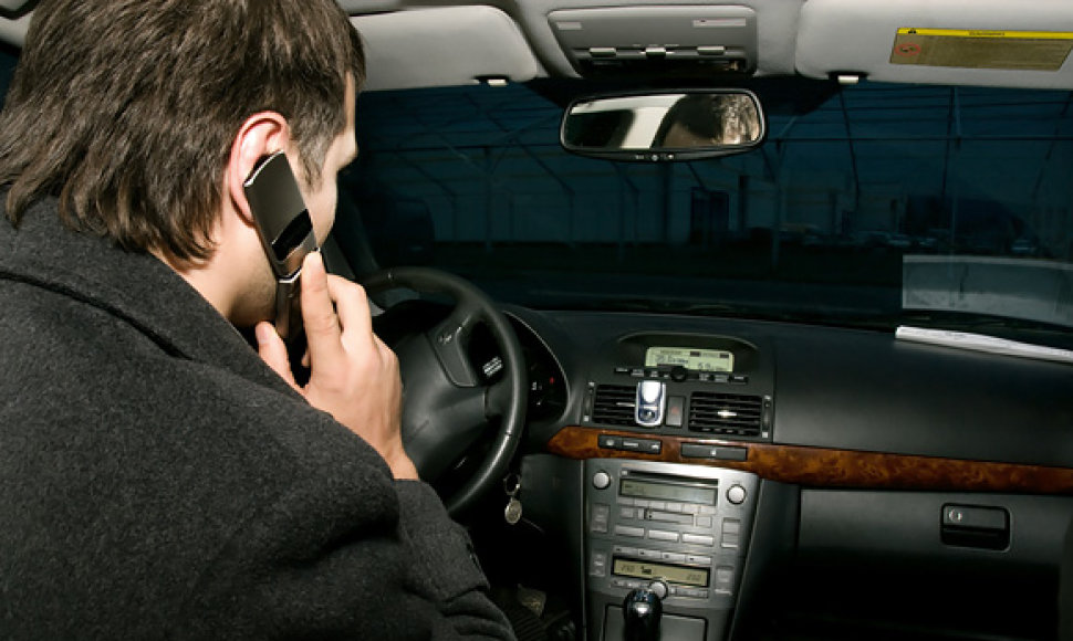 Kalbėti telefonu vairuojant - draudžiama