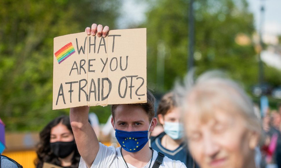 Vykstant Didžiajam šeimos gynimo maršui rinkosi ir reiškiantieji palaikymą LGBT bendruomenei