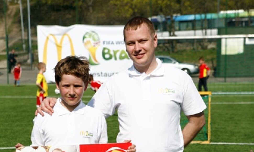 Nugaletos Augustas Grabažis ir „McDonalds“ marketingo vadovas Marius Stonkus
