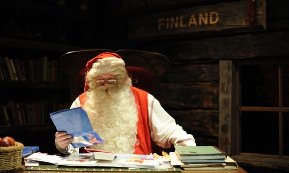Kalėdų Senelis skaito vaikų laiškus
