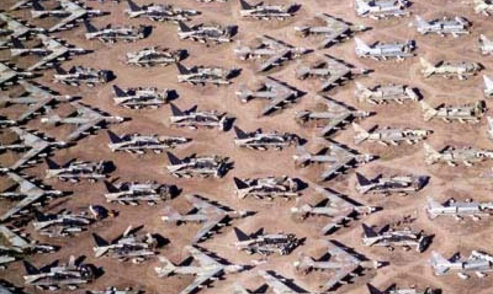 Arizonos dykumoje esančios Boneyard kapinės, kuriose saugomi nenaudojami kariniai lėktuvai