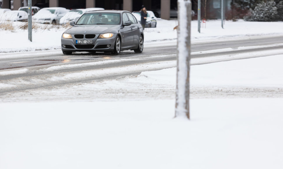 Dėl iškritusio sniego pablogėjusios eismo sąlygos Vilniuje