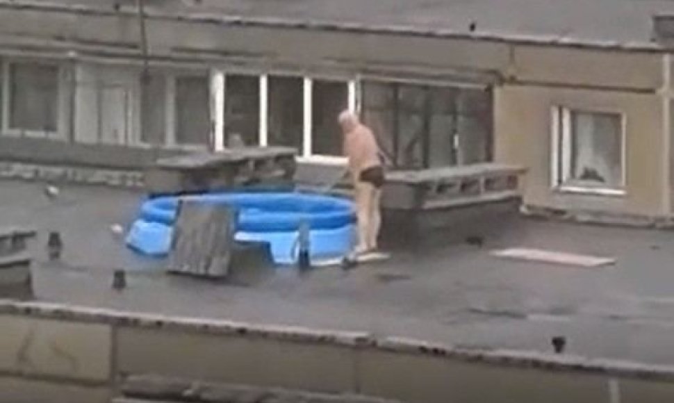 Vilnietis su karščiu kovoja išradingai: baseiną išsikėlė ant daugiabučio namo stogo